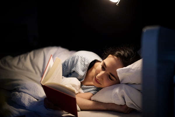 Veja 3 razões para ler um livro antes de dormir, segundo especialistas