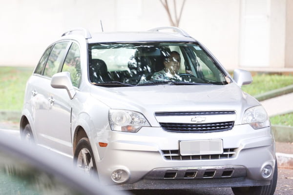 Foto colorida de carro com mulher dentro