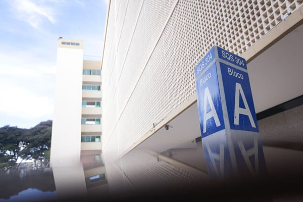 Foto colorida de fachada de prédio da Asa Sul com cobogó