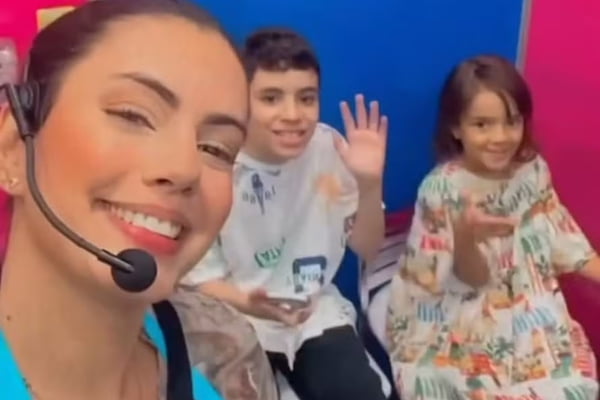 A ex-BBB Fernanda posa com os filhos, Marcelo e Laura - Metrópoles