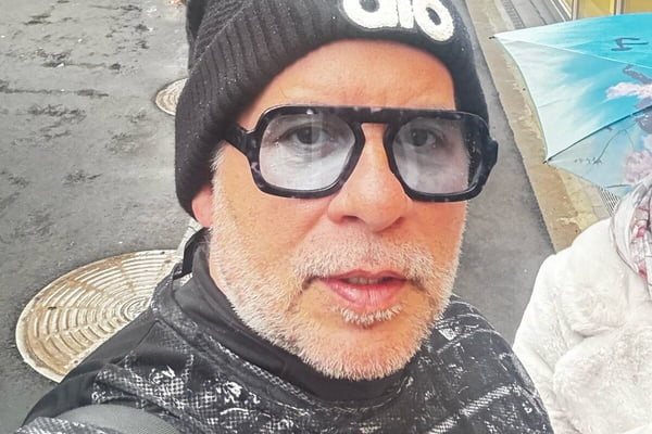 Leandro Hassum posa de óculos, casaco e touca em meio à neve - Metrópoles