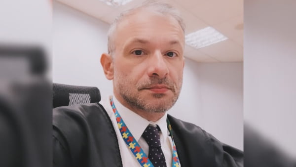 Foto colorida do juiz-substituto Alexandre Morais da Rosa usando o cordão de identificação de autismo - Metrópoles