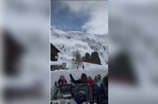 imagem colorida avalanche resorte suiça