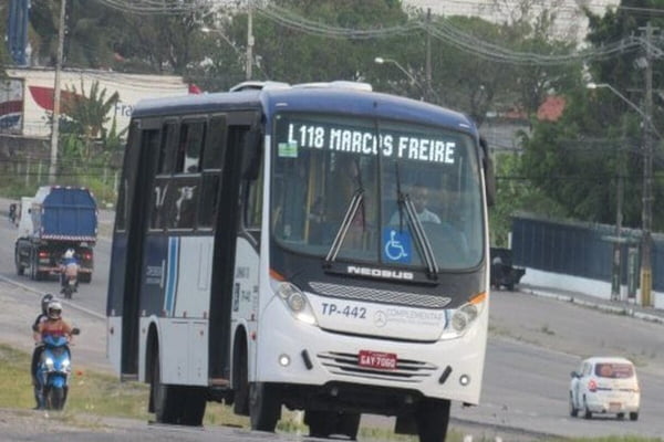 Imagem colorida de um micro-ônibus a caminho de Marcos Freire - Metrópoles
