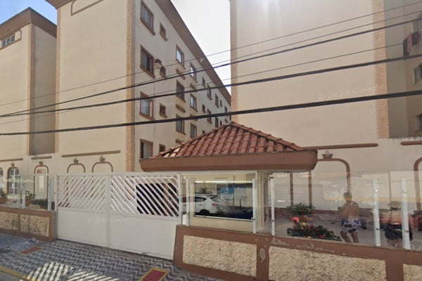 imagem colorida de fachada de condomínio na Praia Grande, onde idosa foi multada pelo mau comportamento da neta - Metrópoles