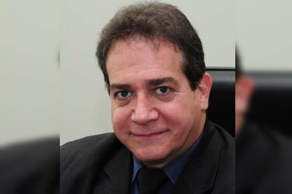 Hamilton Gomes Carneiro, juiz do TJGO . Homem branco usando terno escuro, camisa azul marinho e gravata preta - Metrópoles