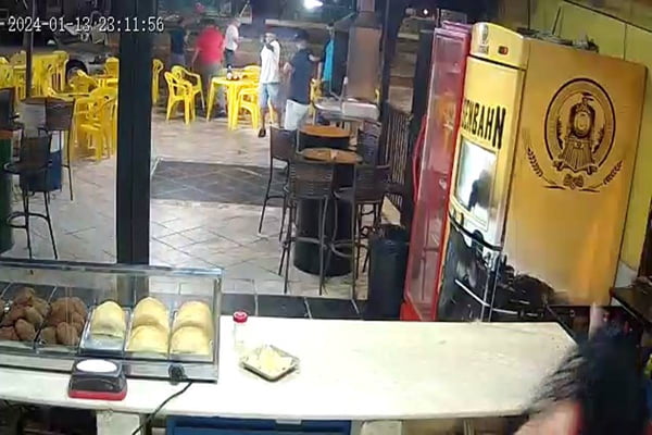 Vídeo: dono de bar nega bebida a cliente, que saca arma e faz disparo