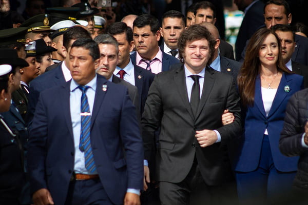 Foto colorida do presidente da Argentina, Javier Milei, durante cerimônia em homenagem aos mortes da Guerra das Malvinas - Metrópoles