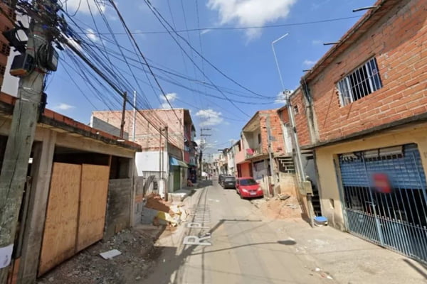 Imagem colorida mostra rua em Itaquaquecetuba onde homem foragido de presídio na Paraíba foi preso - Metrópoles