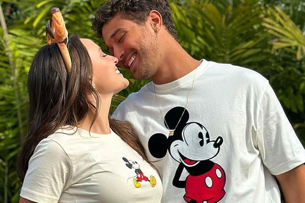 Larissa Manoela e André Luiz Frambach posam juntos e sorridentes durante viagem à Disney - Metrópoles