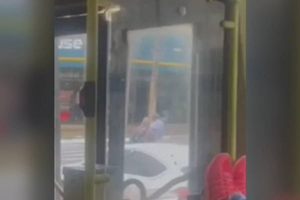 imagem colorida motorista de onibus ajuda idoso cego a atravessa a rua em goiania