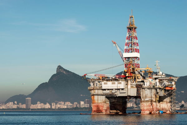 Imagem colorida de plataforma de perfuração de petróleo no Rio de Janeiro, Brasil - Metrópoles