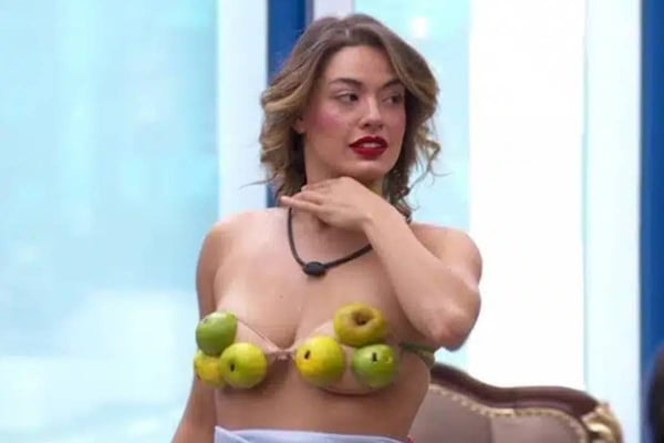 Frame colorido de Beatriz no BBB com um top feito de cascas de laranja - Metrópoles