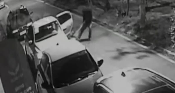 Imagem preto e branco de motorista arrastando passageira no asfalto - Metrópoles