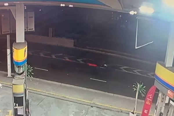 Imagem colorida mostra Porsche passando acima do limite de velocidade antes de bater em Renault Sandero, resultando na morte de motorista de aplicativo - Metrópoles