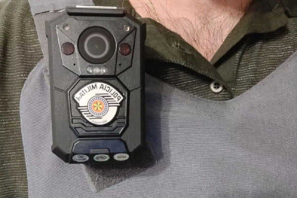 Imagem colorida mostra câmera corporal em farda de policial militar - Metrópoles