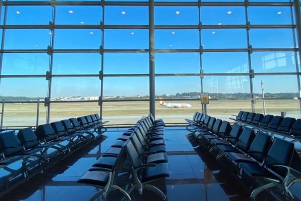 Imagem colorida mostra sala de embarque vazia no aeroporto de Guarulhos, em São Paulo - Metrópoles