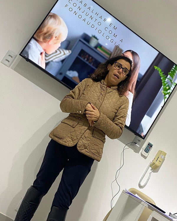 Marcilio Tonani, namorada do filho de Gal Costa, é clicada durante uma palestra - Metrópoles