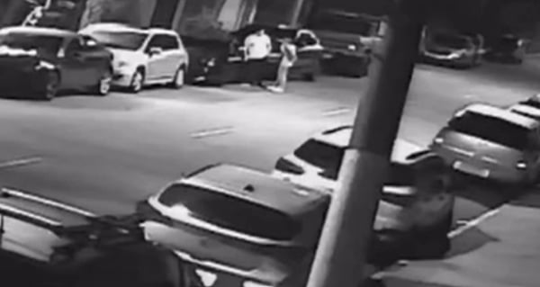 foto em preto e branco com imagens de câmera que mostram Fernando Filho conversando com amigos em frente a clube de pôquer pouco antes de acidente envolvendo seu Porsche na zona leste de SP - Metrópoles