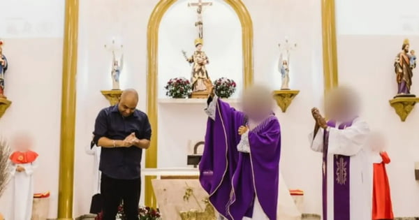Foto colorida de falso juiz durante missa - Metrópoles