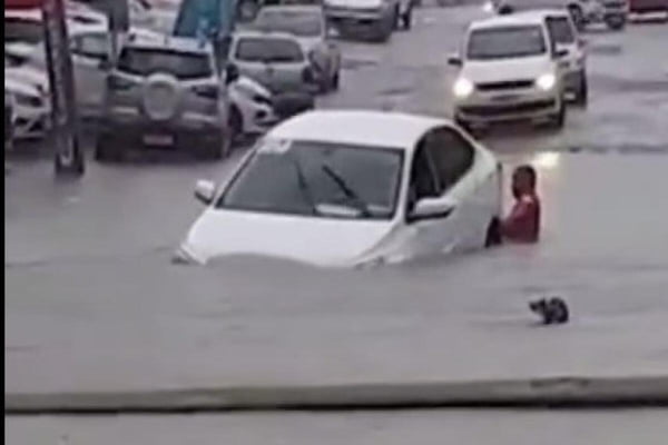Trecho do vídeo em que homem resgata carro - Metrópoles