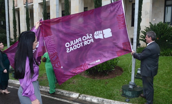 foto colorida do governador Tarcísio de Freitas e a primeira-dama, Cristiane de Freitas, durante o lançamento da campanha SP Por Todas - Metrópoles