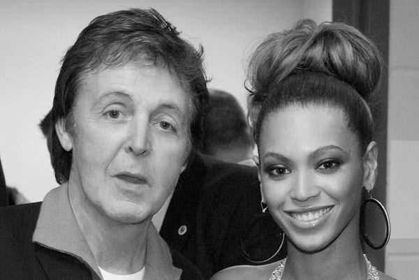 Foto preta e branca de Paul e Beyonce - Metrópols