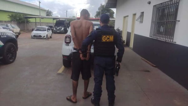 Foto colorida do morador de rua sendo preso por agente da GCM, em Campo Grande - Metrópoles