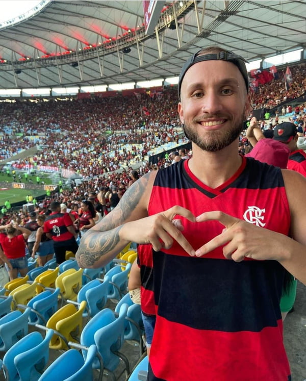 Imagem colorida de João Vinícius Ferreira Simões com a camisa do Flamengo - Metrópoles