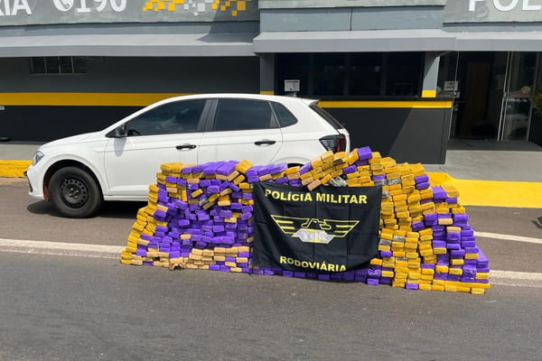 Imagem colorida mostra 572 tijolos de maconha apreendidos com adolescente que dirigia carro no interior de São Paulo - Metrópoles