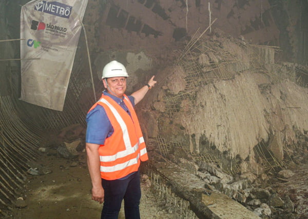 O governador Tarcísio de Freitas em meio às obras de expansão da Linha 2-Verde do Metrô de SP - Metrópoles