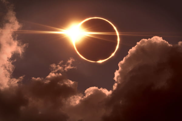 Imagem colorida de eclipse solar total - Metrópoles