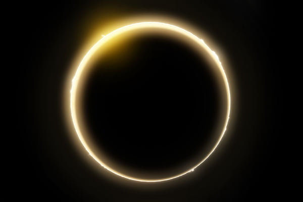Imagem colorida de eclipse solar total - Metrópoles
