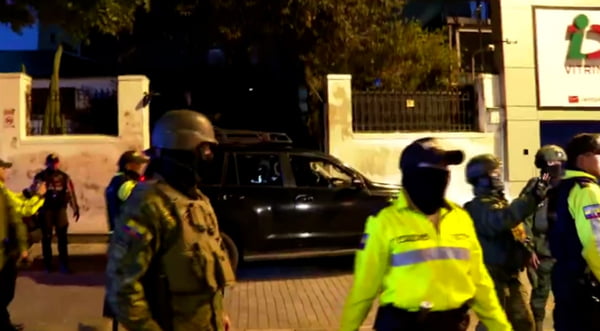 Foto reprodução colorida do momento em que polícia do Equador invade embaixada no México