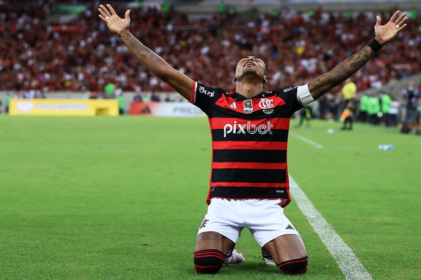 Imagme colorida de Bruno Henrique comemorando gol do Flamengo - Metrópoles