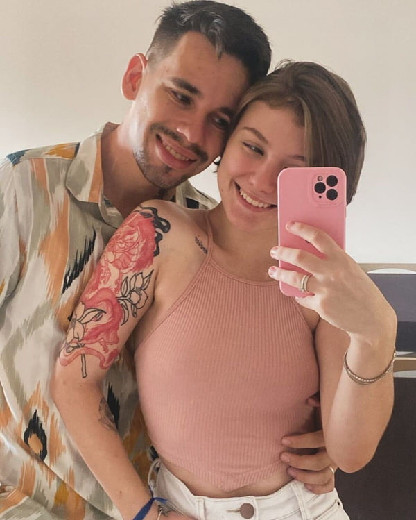 Isabel Veloso e o marido posam juntos e sorridentes - Metrópoles