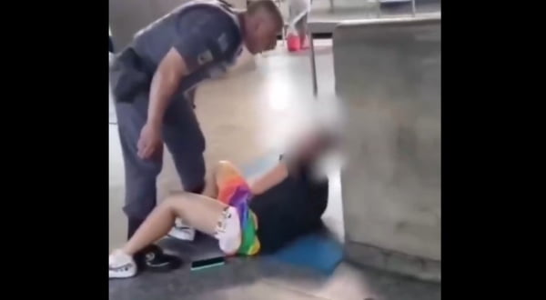 foto colorida de PM filmado agredindo uma jovem na estação Luz do Metrô - Metrópoles