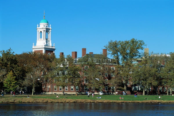 Imagem colorida de um dos prédios de Harvard - Metrópoles