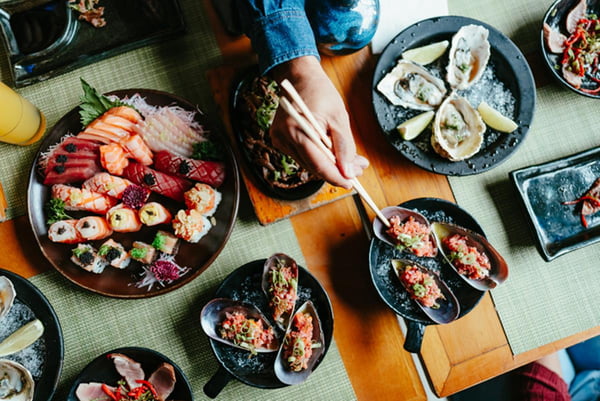 Mesa com pratos tradicionais da dieta japonesa - Metrópoles