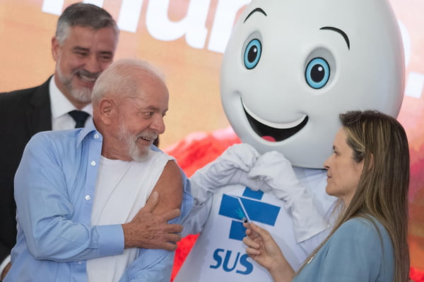 Lula toma vacina contra gripe