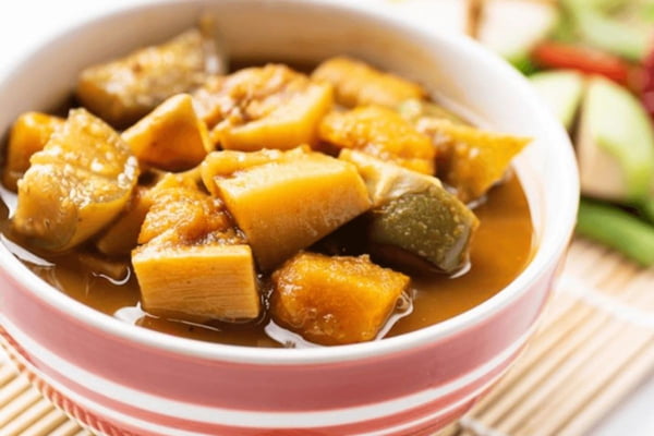 Este curry de peixe é típico do sul da Tailândia. A base do prato é preparada com tai pla