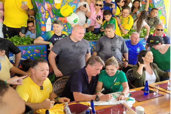 Foto colorida de Jair Bolsonaro com apoiadores em Cuiabá - Metrópoles