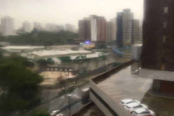 Foto colorida de chuva em Salvador, capital da Bahia - Metrópoles
