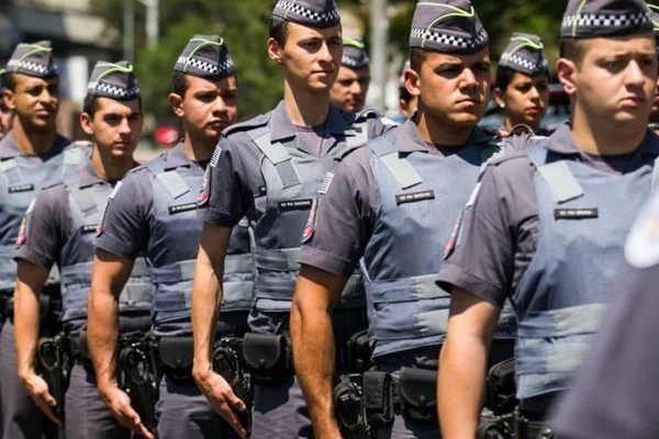Imagem colorida mostra policiais militares (PMs) de São Paulo - Metrópoles