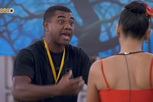 Treta no BBB24 entre Davi e Bia na área externa- Metrópoles