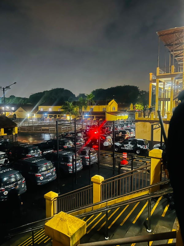foto colorida de viaturas policiais a postos para participar da operação Fim de Linha, do MPSP, que mira empresas de ônibus suspeitas de ligação com o PCC - Metrópoles
