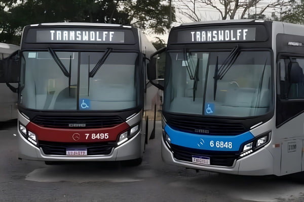 dois ônibus do transporte coletivo parados