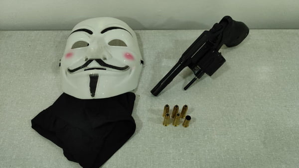 Máscara e arma usadas por suspeito de balear adolescente