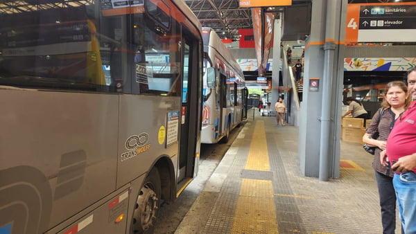 foto colorida de ônibus da Transwolff circulam normalmente no dia em que MPSP faz operação da empresa por suspeita de ligação com o PCC; na imagem, ônibus da empresa no Terminal Santo Amaro - Metrópoles