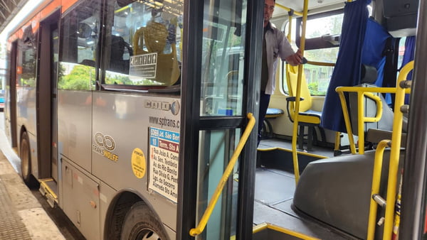 foto colorida de ônibus da Transwolff circulam normalmente no dia em que MPSP faz operação da empresa por suspeita de ligação com o PCC; na imagem, ônibus da empresa no Terminal Santo Amaro - Metrópoles